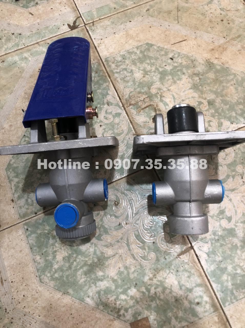 Van chia hơi chân phanh Van chia hoi chan phanh